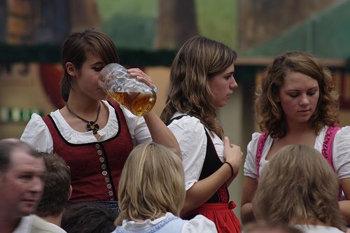 Ook de vrouwen drinken bier tijdens het Oktoberfest