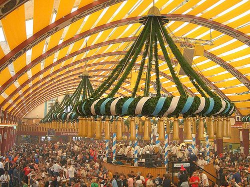 Een grote tent van het Oktoberfest